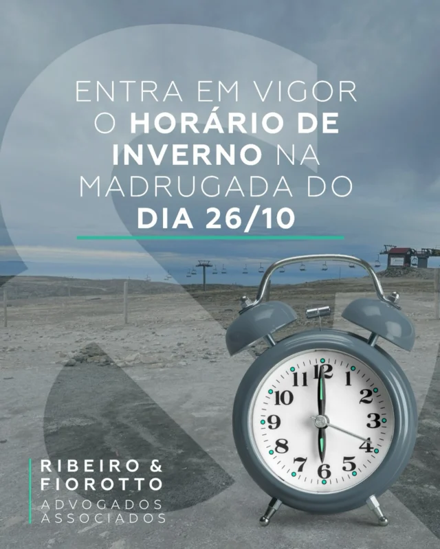 Neste domingo, o relógio em Portugal continental e na Madeira será atrasado uma hora quando baterem as 2h da manhã — voltando para 1h. Nos Açores, a mudança ocorre às 1h, passando para 0h00. 

📅 Essa alteração marca o início do horário de inverno e segue até o último domingo de março de 2026.

➡️ Dica rápida: ajuste seus aparelhos automáticos, aproveite a hora extra de sono e planeje bem seus compromissos deste fim-de-semana!